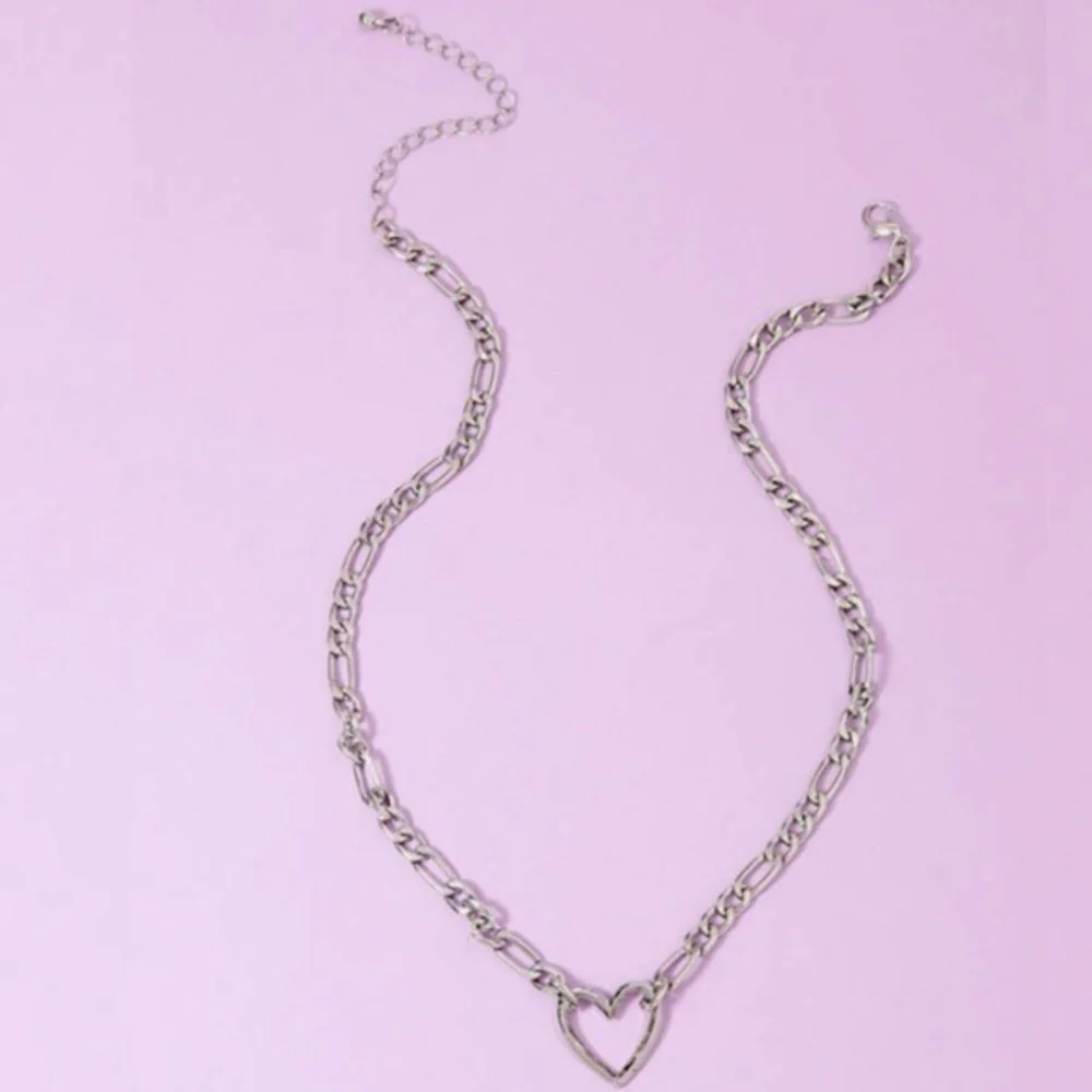 3/$30 🤍 Heart Chain Necklace